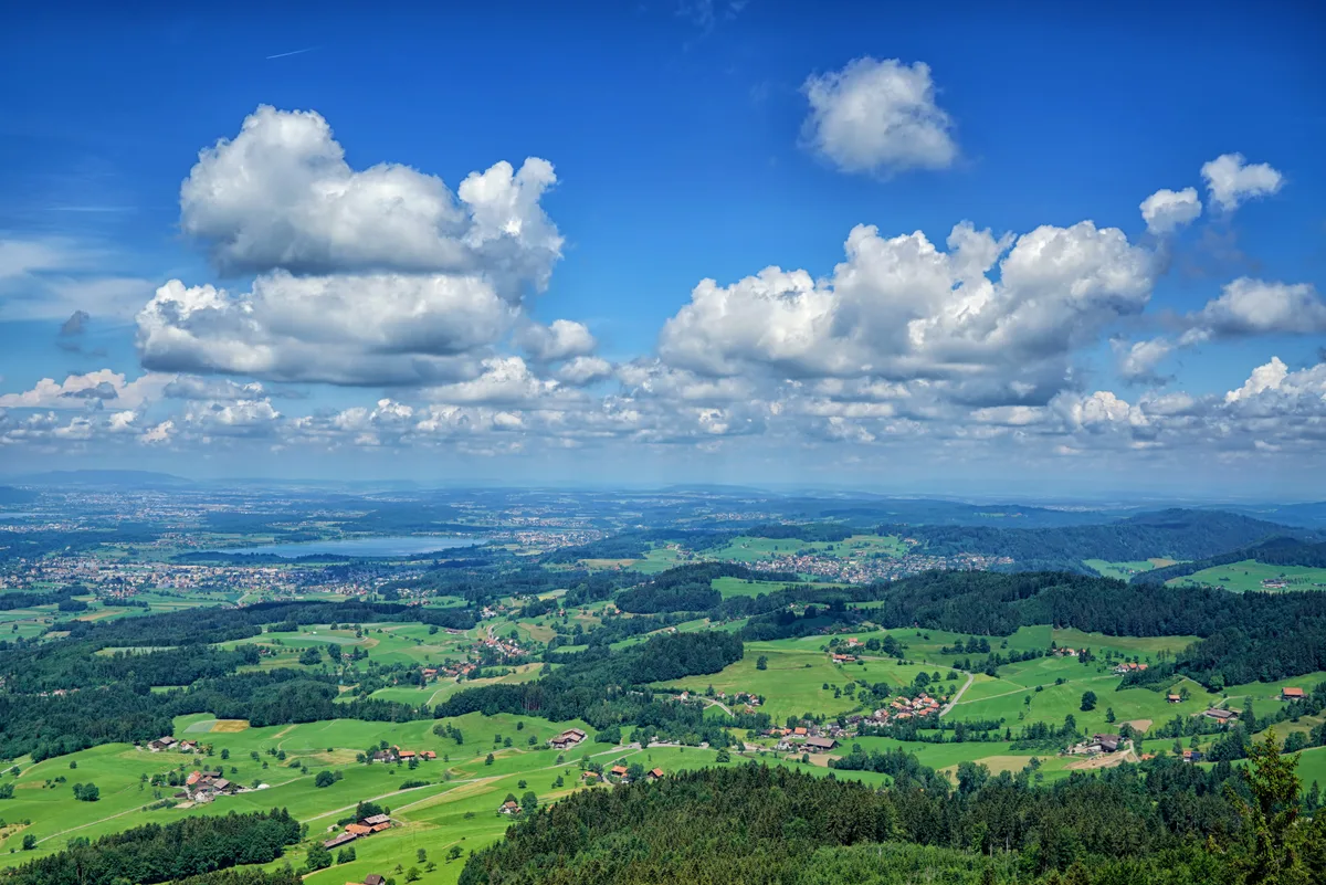Ein Blick über das Zürcher Oberland vom Bachtelturm aus